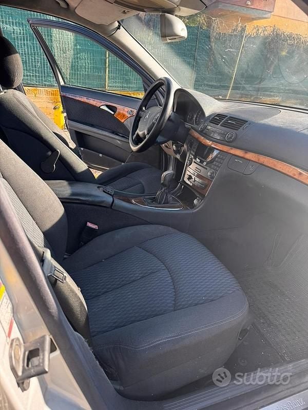 Usata Mercedes E220 Elegance 122 CV (89 kW) 2005 Grigio Berlina