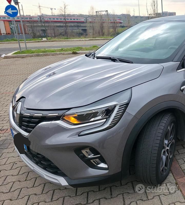 Usata Renault Captur 100 CV (73 kW) 2023 Grigio SUV