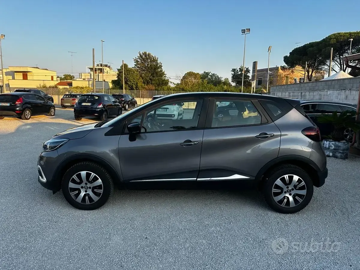 Usata Renault Captur Life 90 CV (66 kW) 2017 Grigio SUV