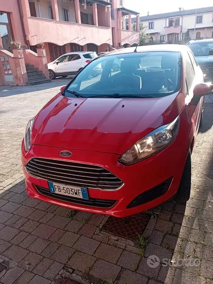 Usata Ford Fiesta 80 CV (58 kW) 2015 Rosso Utilitaria