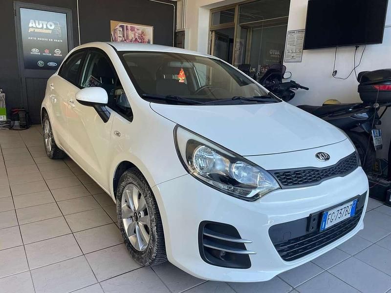 Usata Kia Rio 86 CV (63 kW) 2016 Bianco Berlina