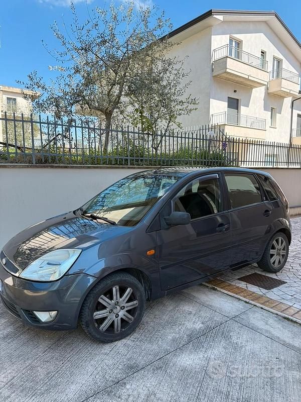 Usata Ford Fiesta 68 CV (50 kW) 2004 Grigio Utilitaria