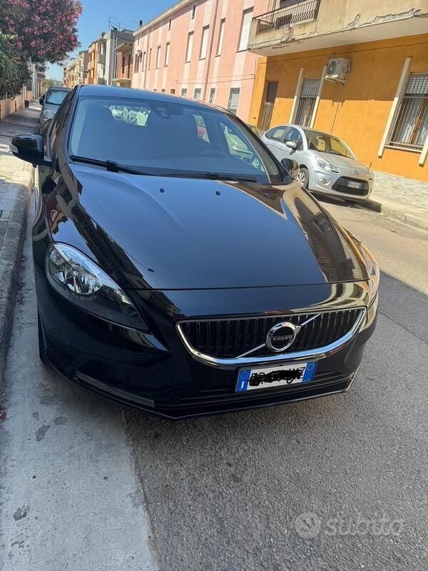 Usata Volvo V40 120 CV (88 kW) 2018 Nero Station wagon