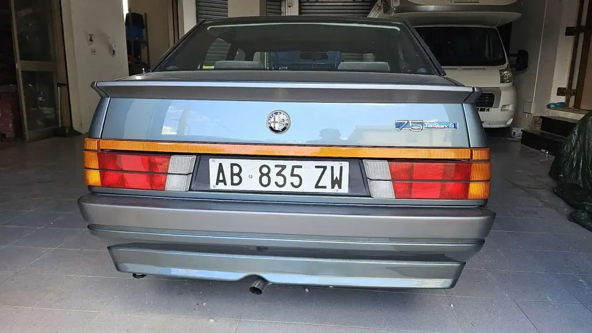 Usata Alfa Romeo 75 148 CV (108 kW) 1988 Grigio Berlina