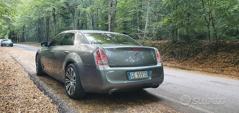 Usado Lancia Thema 171 HP (125 kW) 2012 Cinzento Sedan