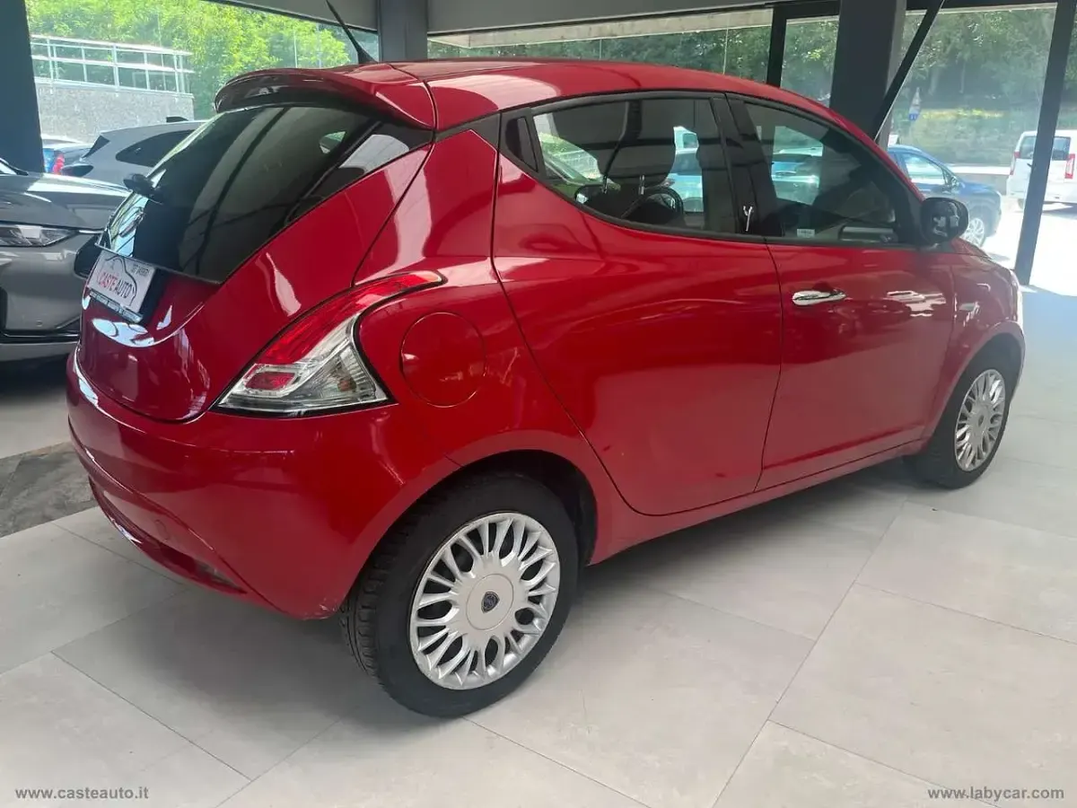 Usata Lancia Ypsilon Silver 69 CV (50 kW) 2016 Rosso Utilitaria