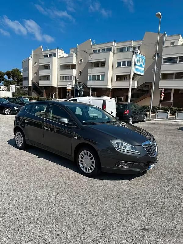 Usata Lancia Delta 121 CV (88 kW) 2010 Marrone Utilitaria