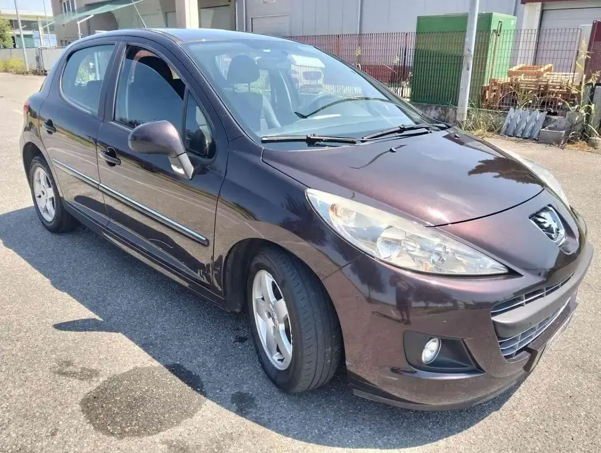 Usata Peugeot 207 Active 95 CV (69 kW) 2011 Marrone Berlina