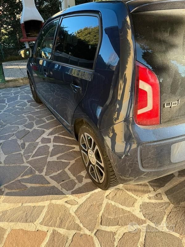Usata VW up! Highline 75 CV (55 kW) 2012 Blu Utilitaria