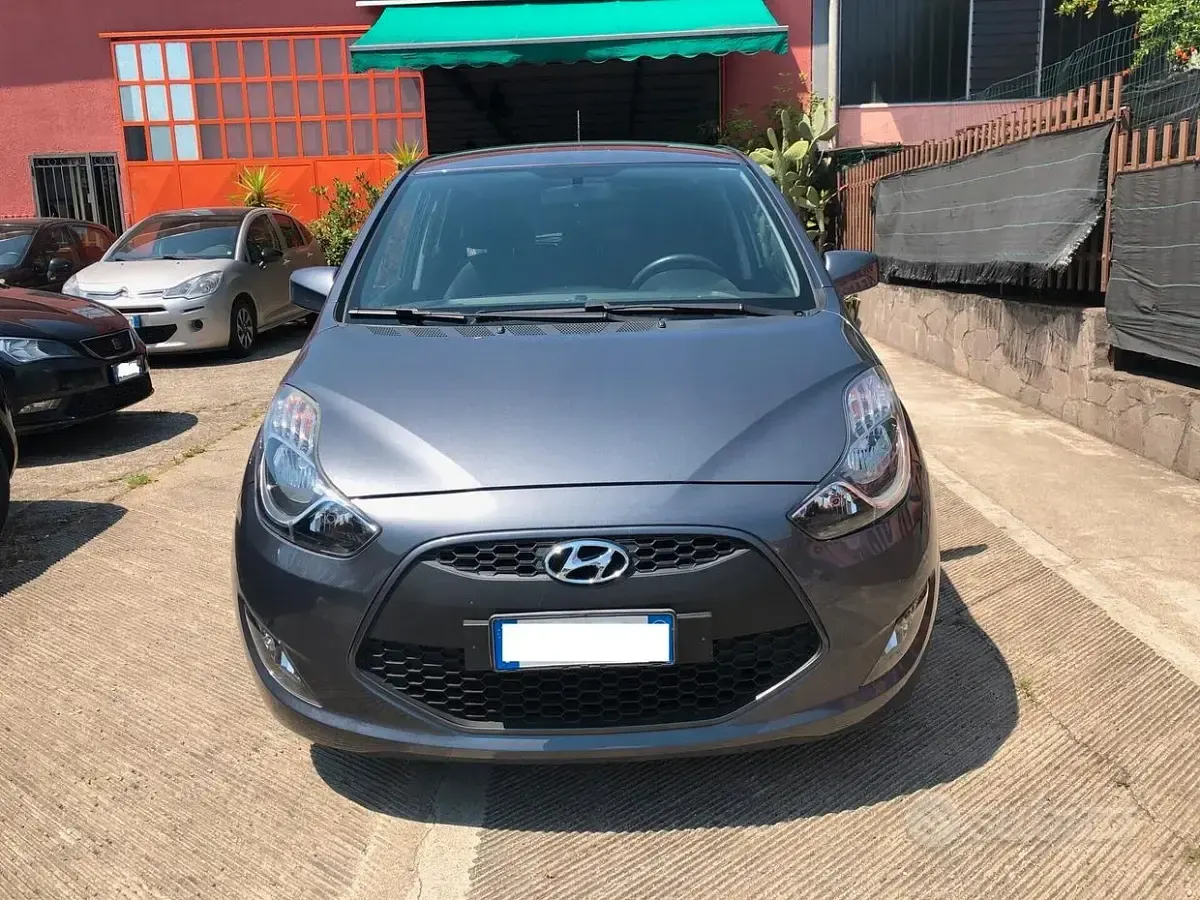 Usata Hyundai ix20 Comfort 90 CV (66 kW) 2016 Grigio Utilitaria
