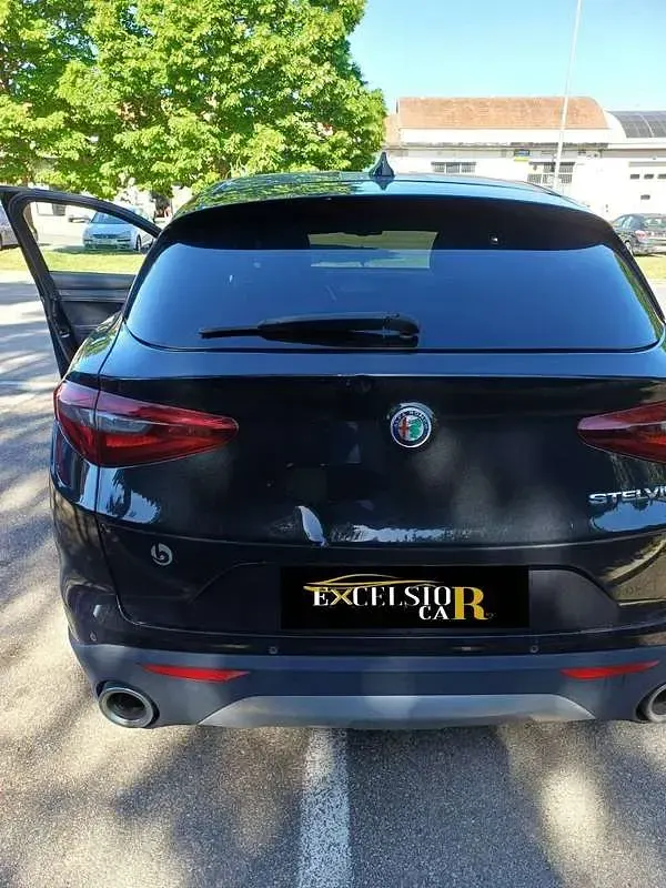 Usata Alfa Romeo Stelvio Business 179 CV (131 kW) 2017 Nero SUV