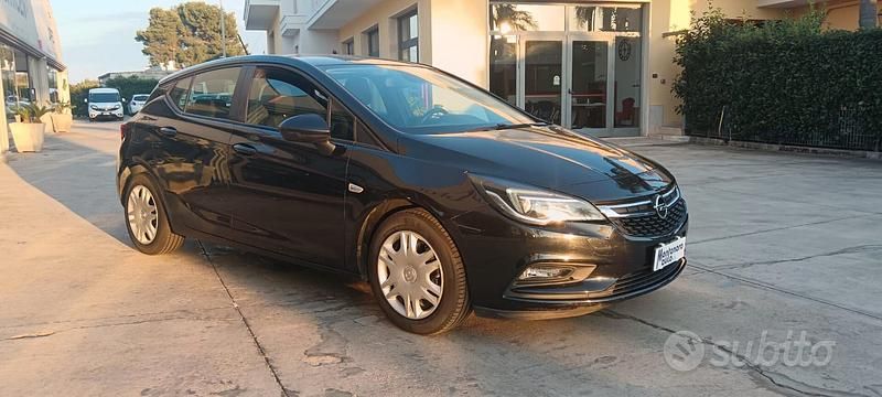 Usata Opel Astra Edition 131 CV (96 kW) 2016 Nero Berlina