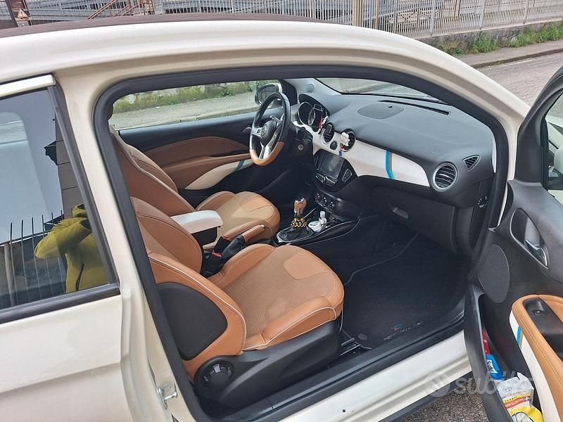 Usata Opel Adam Rocks Rocks 70 CV (51 kW) 2017 Bianco Utilitaria