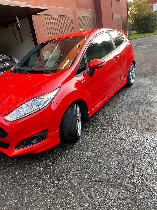 Usata Ford Fiesta ST-Line 95 CV (69 kW) 2016 Rosso Utilitaria