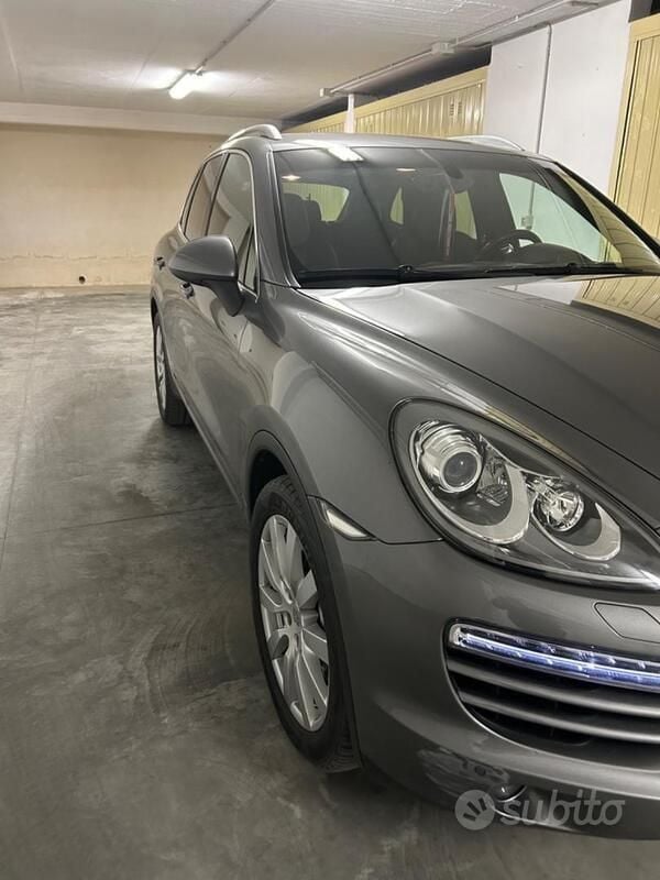 Usata Porsche Cayenne 245 CV (180 kW) 2011 Grigio SUV