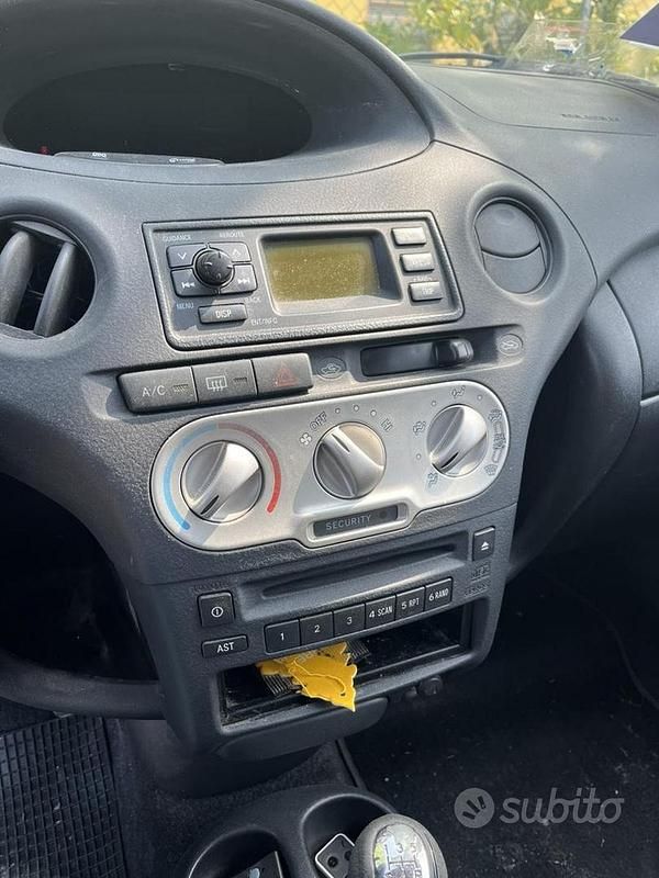 Usata Toyota Yaris 75 CV (55 kW) 2005 Grigio Utilitaria