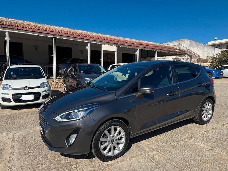 Usata Ford Fiesta Titanium 86 CV (63 kW) 2018 Grigio Utilitaria