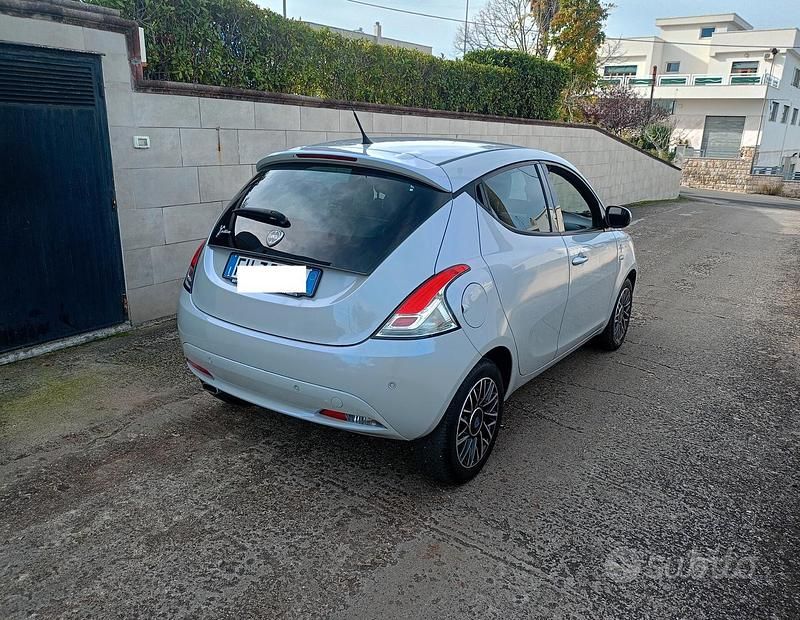 Usata Lancia Ypsilon 95 CV (69 kW) 2017 Argento Utilitaria