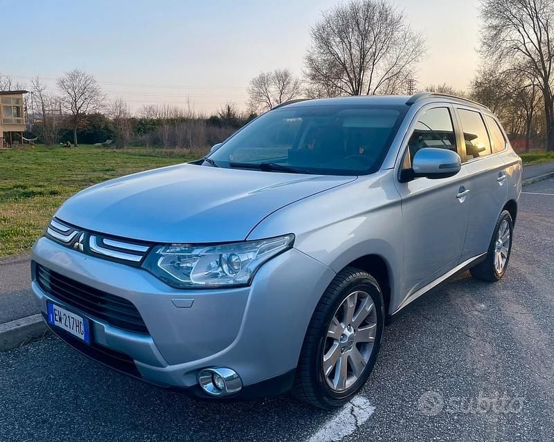Usata Mitsubishi Outlander Instyle 150 CV (110 kW) 2014 Grigio SUV