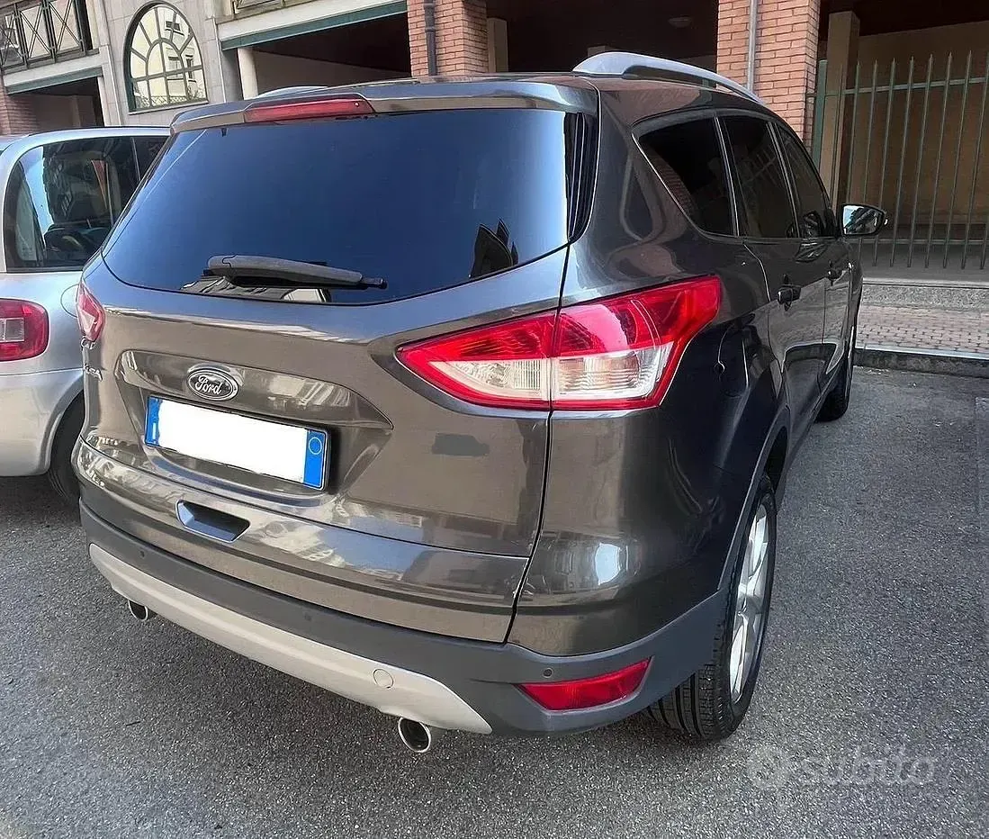 Usata Ford Kuga 140 CV (102 kW) 2015 Grigio SUV