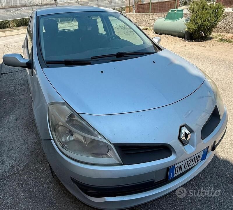 Grigio Usata 2008 Renault Clio II Utilitaria | 1900 € (Buon prezzo) - Immagine 1/4