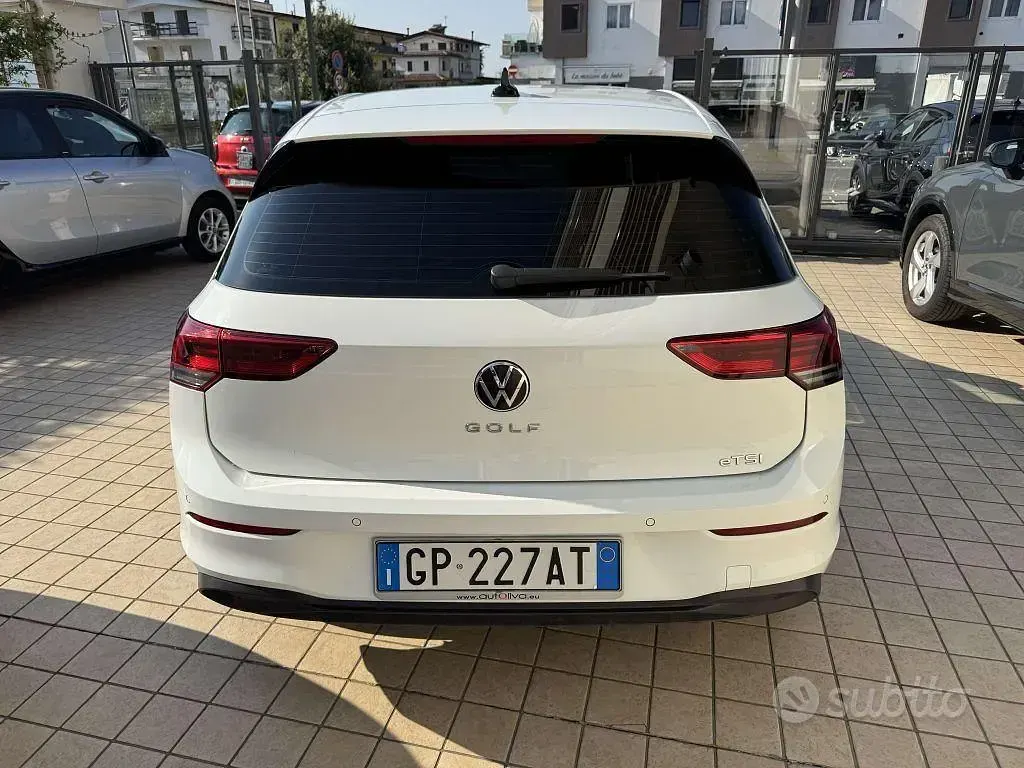 Usata VW Golf VIII Life 110 CV (80 kW) 2023 Grigio Berlina