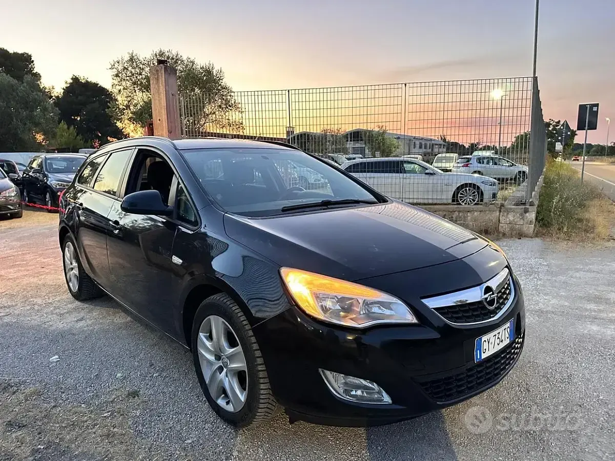 Usata Opel Astra 110 CV (80 kW) 2011 Nero Berlina