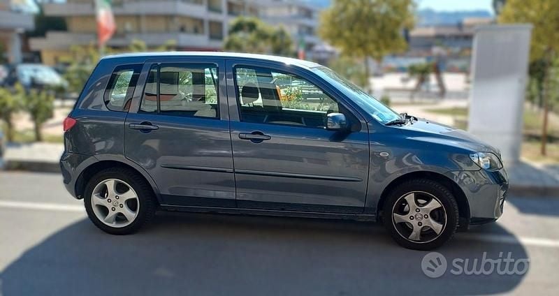 Grigio Usata 2005 Mazda 2 Tre volumi | 2500 € (Buon prezzo) - Immagine 1/3