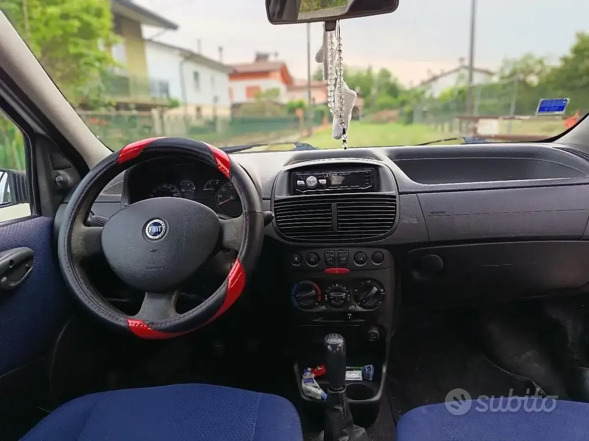 Usata Fiat Punto 69 CV (50 kW) 2004 Bianco Utilitaria