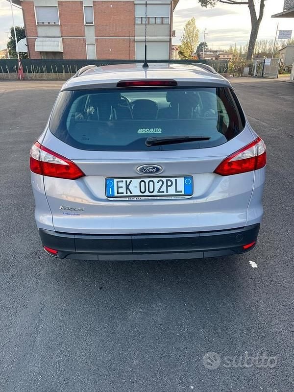 Begagnad Ford Focus Titanium 115 HK (84 kW) 2011 Grå Kombi