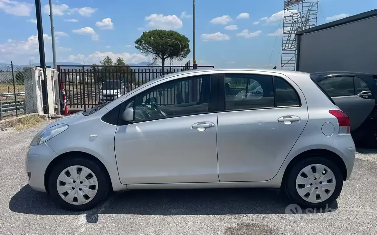 Usata Toyota Yaris 100 CV (73 kW) 2009 Argento Utilitaria