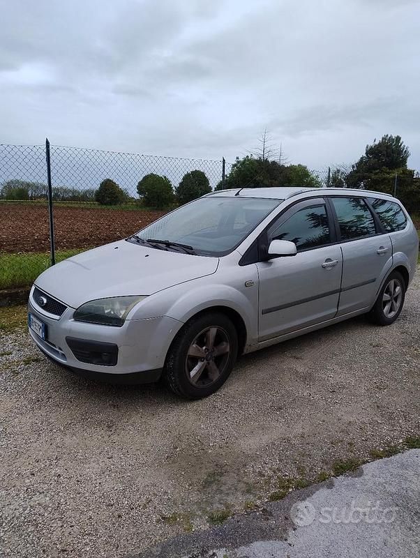 Grigio Usata 2005 Ford Focus Tre volumi | 500 € - Immagine 1/4