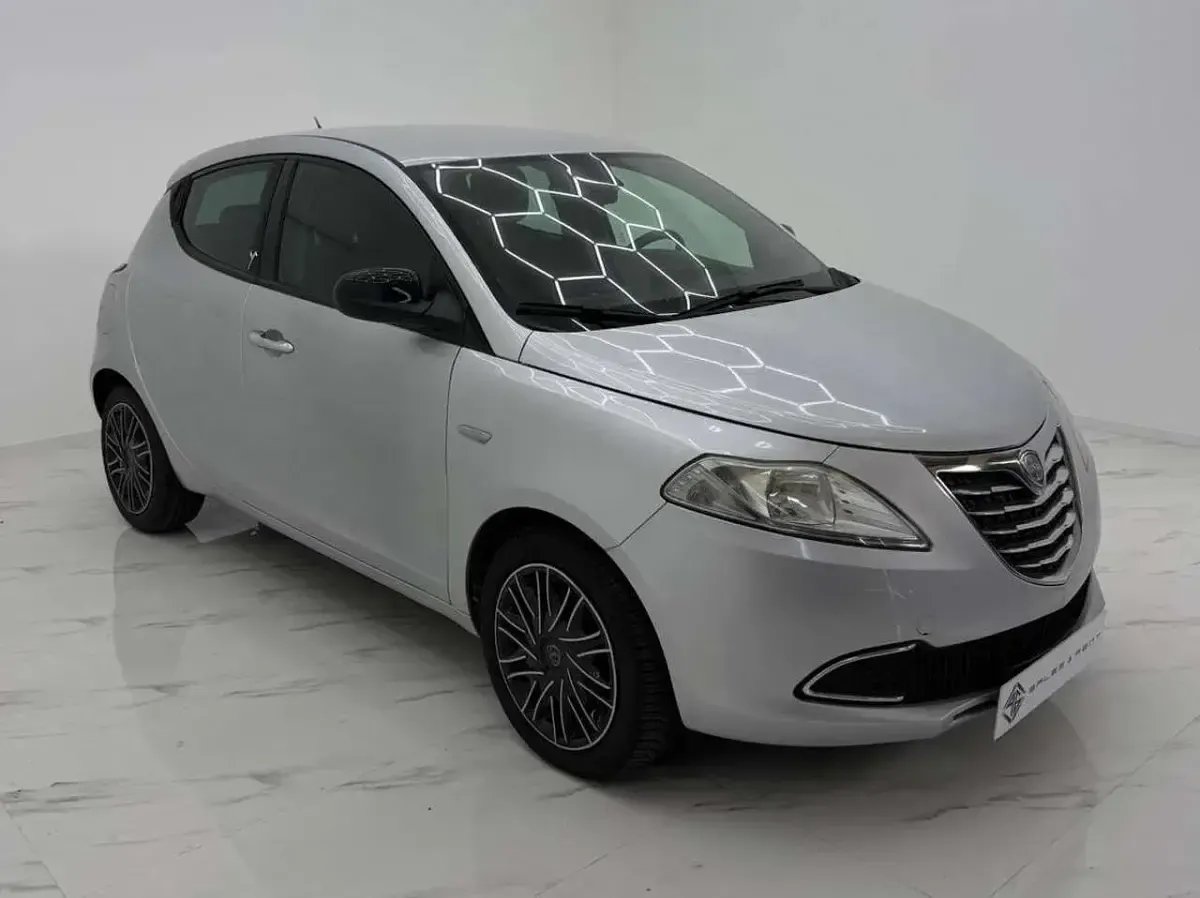 Usata Lancia Ypsilon Silver 86 CV (63 kW) 2014 Argento Utilitaria