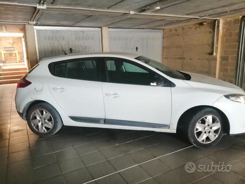 Usata 2011 Renault Mégane III Tre volumi | 3500 € (Buon prezzo) - Immagine 1/4