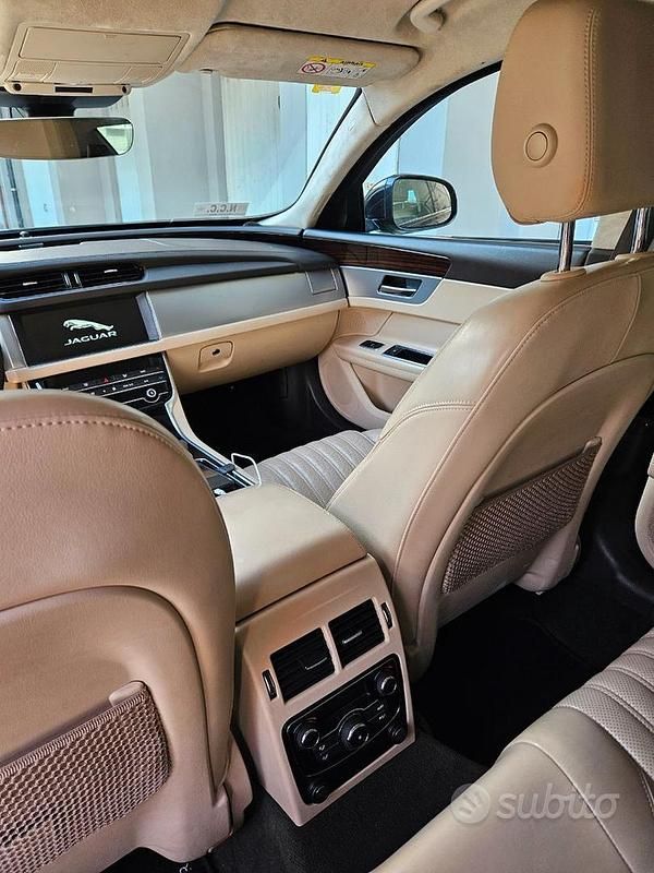 Usata Jaguar XF 180 CV (132 kW) 2019 Nero Berlina