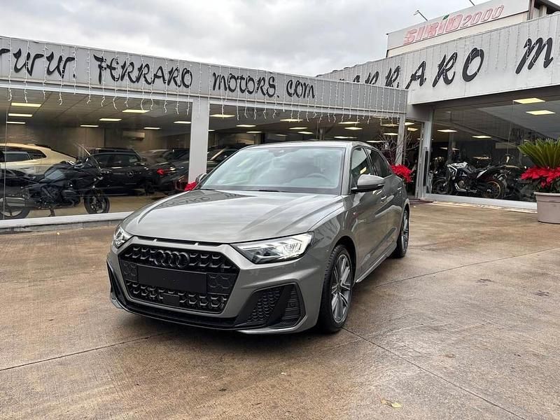 Nuova Audi A1 S-Line 115 CV (84 kW) 2025 Verde SUV