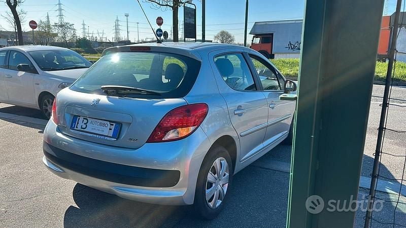 Usata Peugeot 207 70 CV (51 kW) 2013 Grigio Berlina