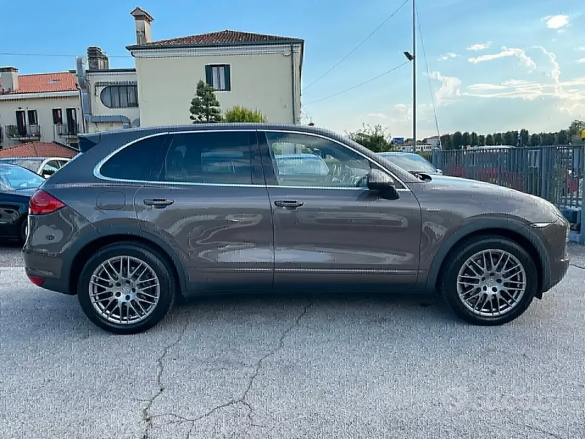 Usata Porsche Cayenne 245 CV (180 kW) 2011 Grigio SUV