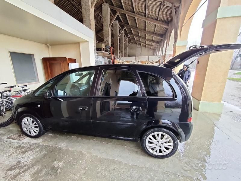Nero Usata 2010 Opel Meriva Monovolume | 2800 € (Ottimo prezzo) - Immagine 1/4