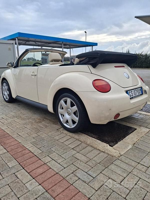 Usata VW New Beetle 100 CV (73 kW) 2004 Bianco Utilitaria