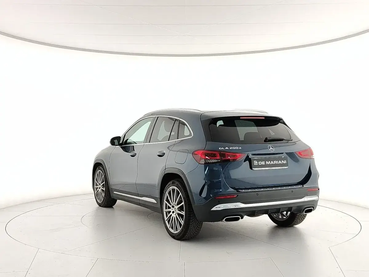 Usata Mercedes GLA200 Premium 150 CV (110 kW) 2023 Blue denim ; SUV