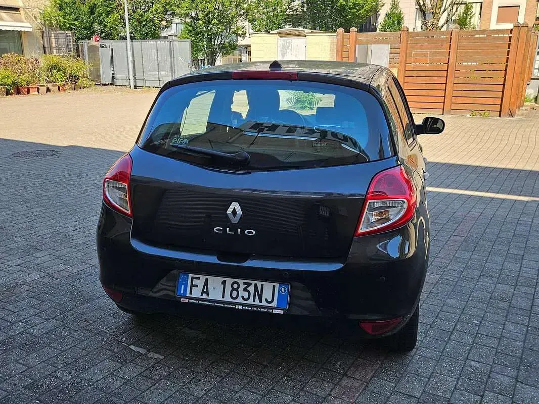 Usata Renault Clio III Dynamique 75 CV (55 kW) 2011 Nero Berlina