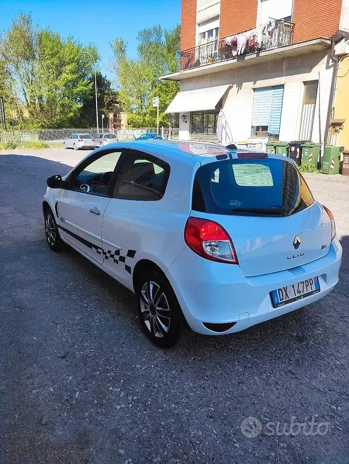 Gebraucht Renault Clio II 85 PS (62 kW) 2009 Weiß Limousine