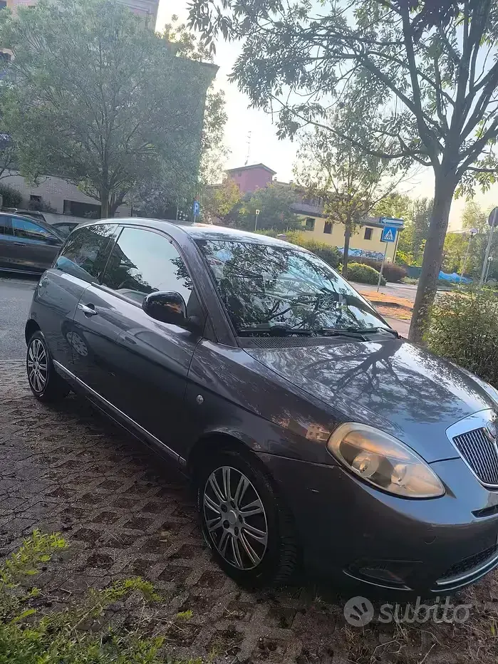 Usata Lancia Ypsilon 69 CV (50 kW) 2011 Grigio Utilitaria