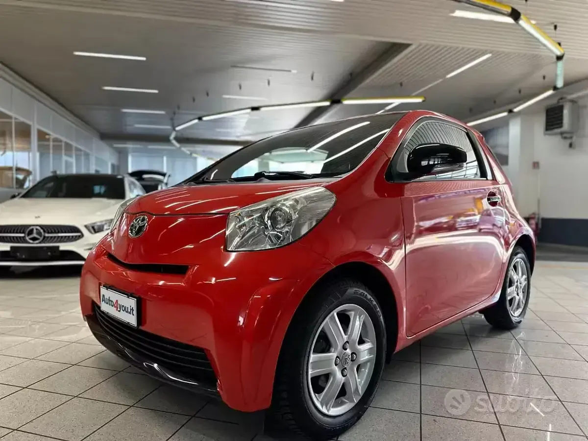 Usata Toyota iQ 68 CV (50 kW) 2009 Rosso Utilitaria