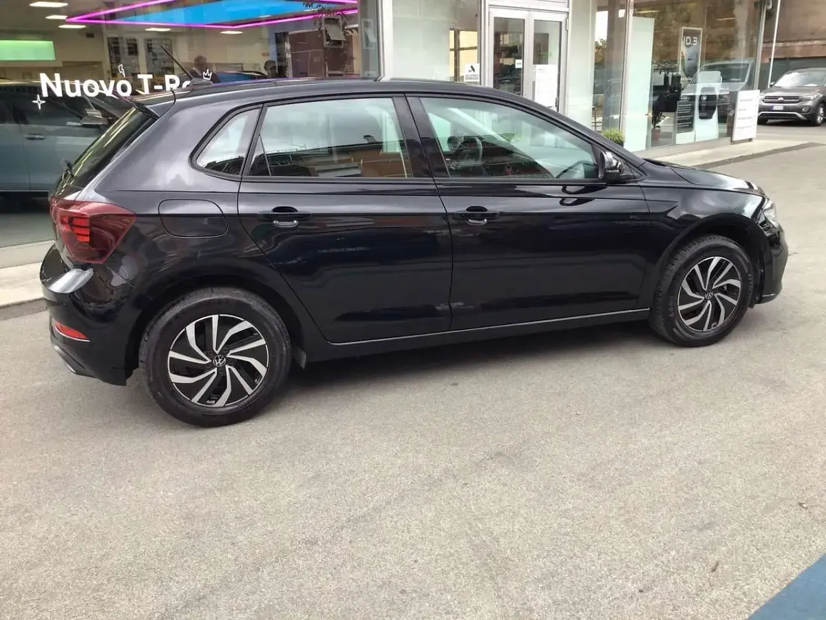 Usado VW Polo Life 95 CV (69 kW) 2023 Negro Utilitario