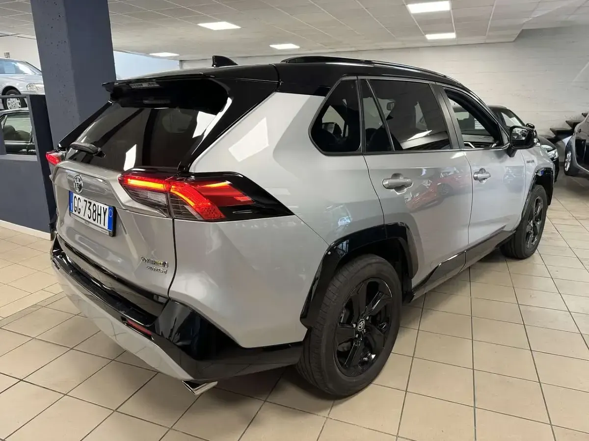 Usata Toyota RAV4 Hybrid Style 178 CV (130 kW) 2021 Argento SUV