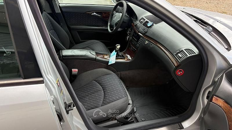 Usata Mercedes E220 Elegance 150 CV (110 kW) 2003 Argento Berlina