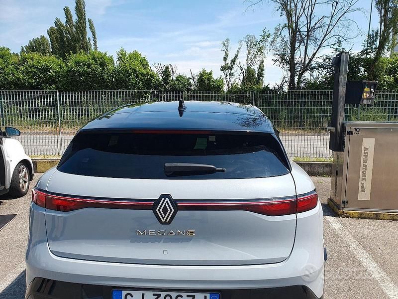 Usata Renault Megane E-Tech 161 kW (220 CV) 2022 Grigio Berlina