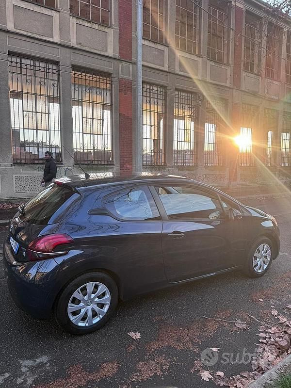 Usata Peugeot 208 68 CV (50 kW) 2016 Nero Utilitaria